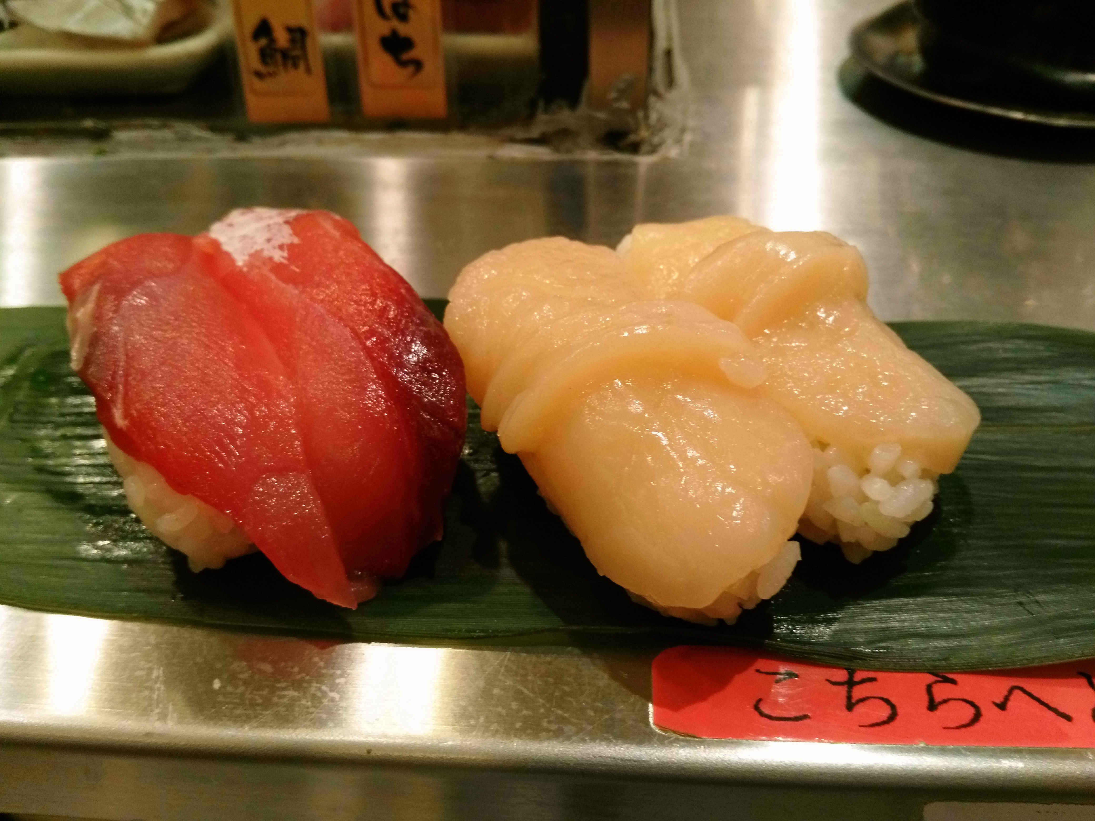 赤サバとホタテのにぎり寿司を撮影したときに感じたのだが、全体に対象物の赤味を強調するような画像加工をしているように思える。左の赤サバの刺身は色が綺麗になっているが、反面、ホタテのほうも白いはずの刺身に赤味が出てきてしまってちょっと微妙な感じに