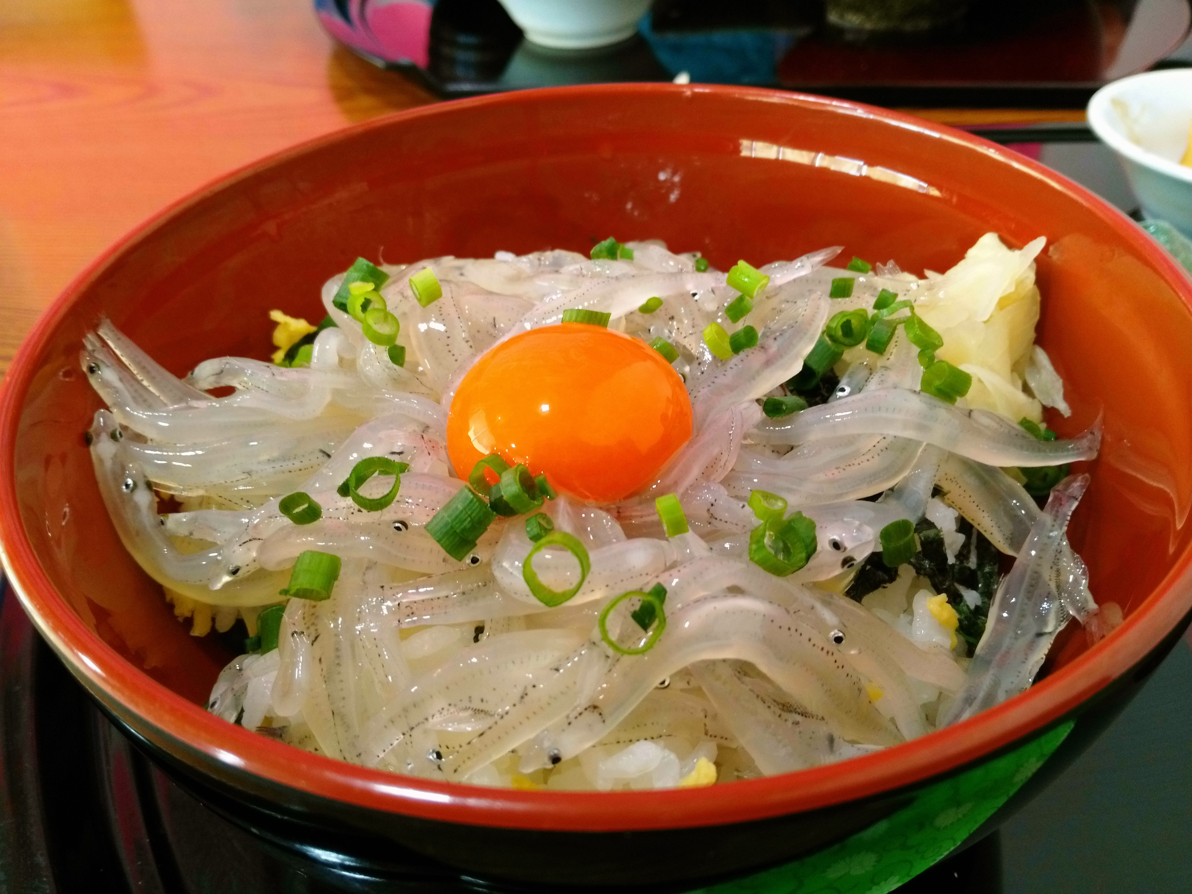 白魚丼。これも白身の透き通ったものが新鮮で美味しいのだが、ナイスフードモードだと少し赤味がかってしまい、よろしくない感じになってしまう