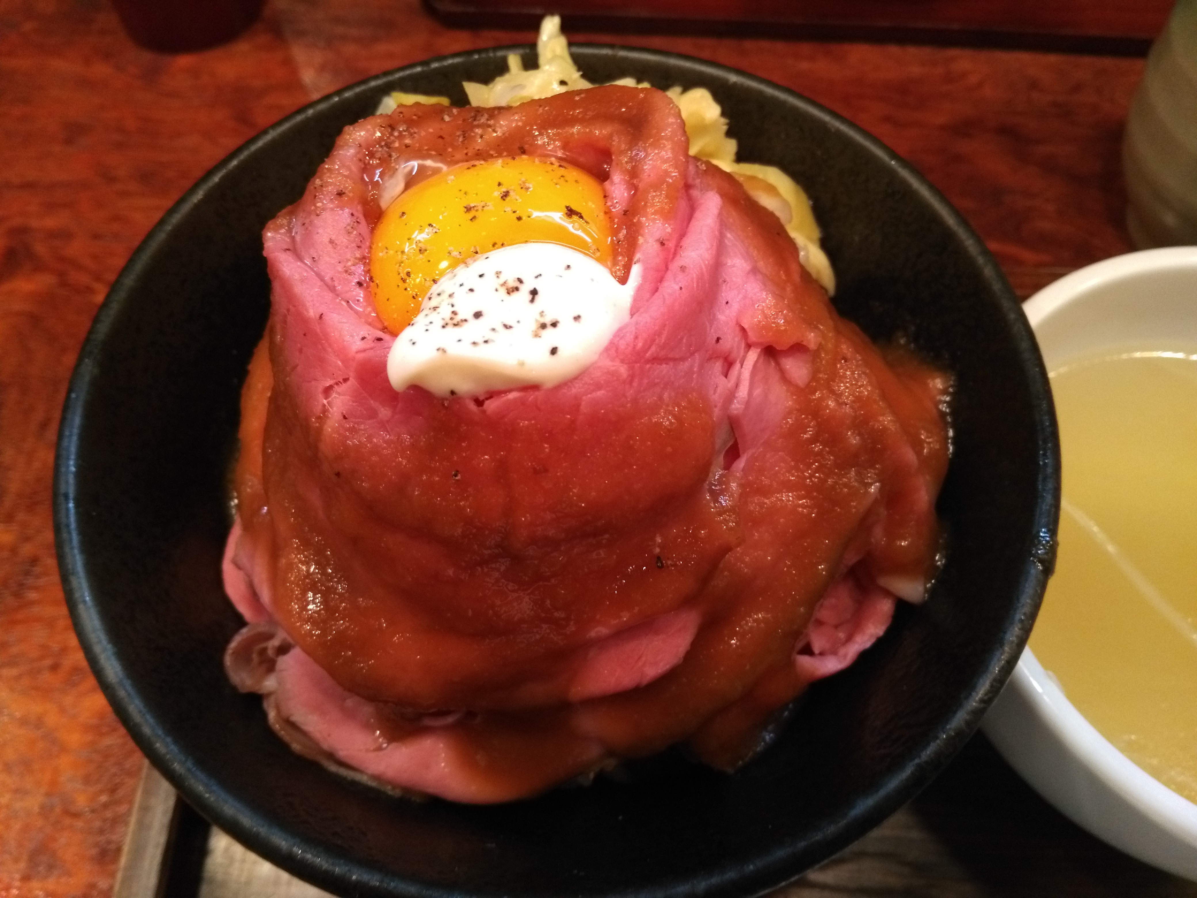 某秋葉原の人気ローストビーフ丼の店内は、さすがに撮影に向くほど明るいわけではないのだが、カメラ素人の筆者でもそれほど破綻無い絵が撮れるのは、GR5のカメラのおかげか。F2.0の明るいレンズなどが貢献しているのかもしれない