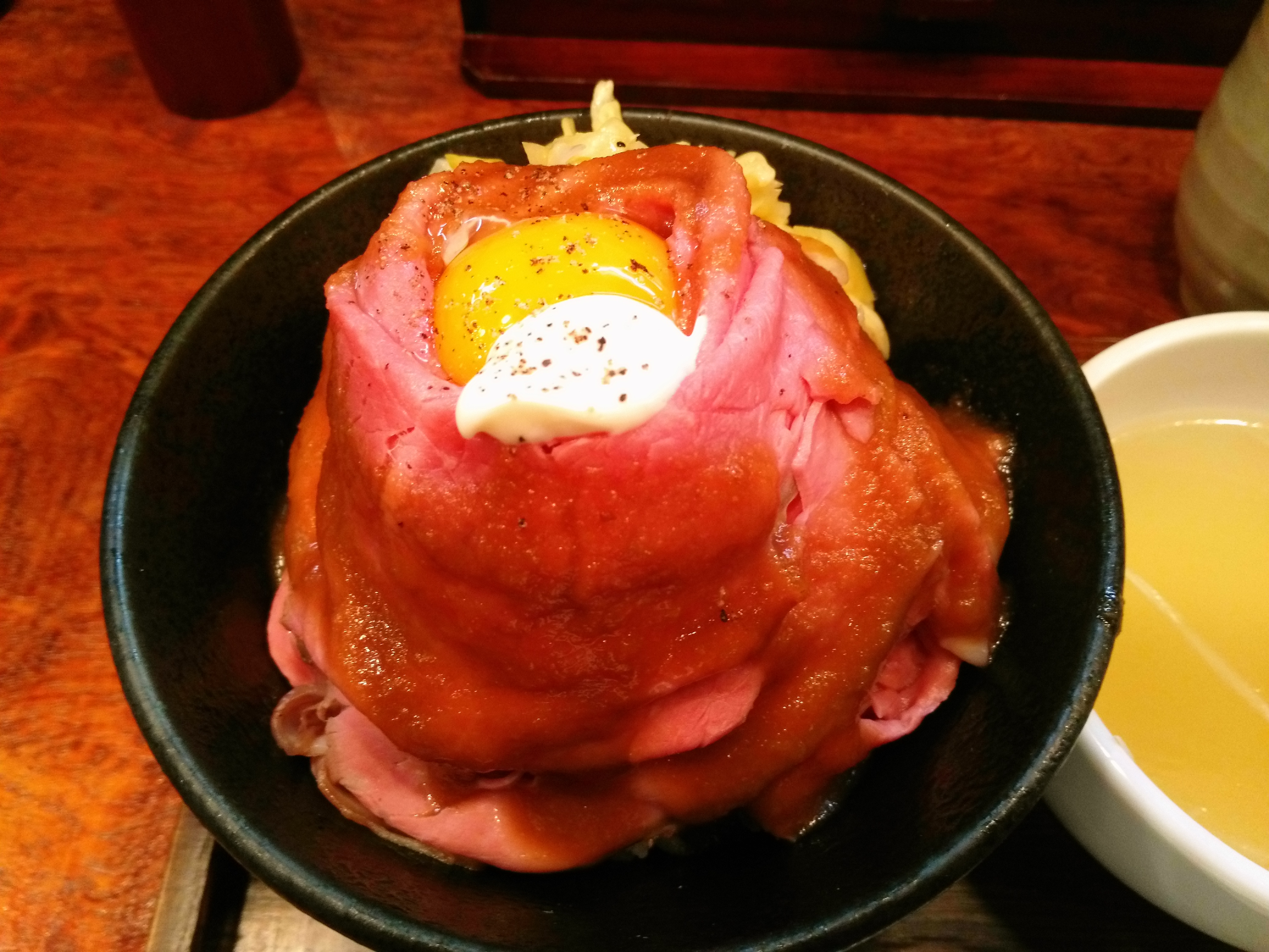 某秋葉原の人気ローストビーフ丼の店内は、さすがに撮影に向くほど明るいわけではないのだが、カメラ素人の筆者でもそれほど破綻無い絵が撮れるのは、GR5のカメラのおかげか。F2.0の明るいレンズなどが貢献しているのかもしれない