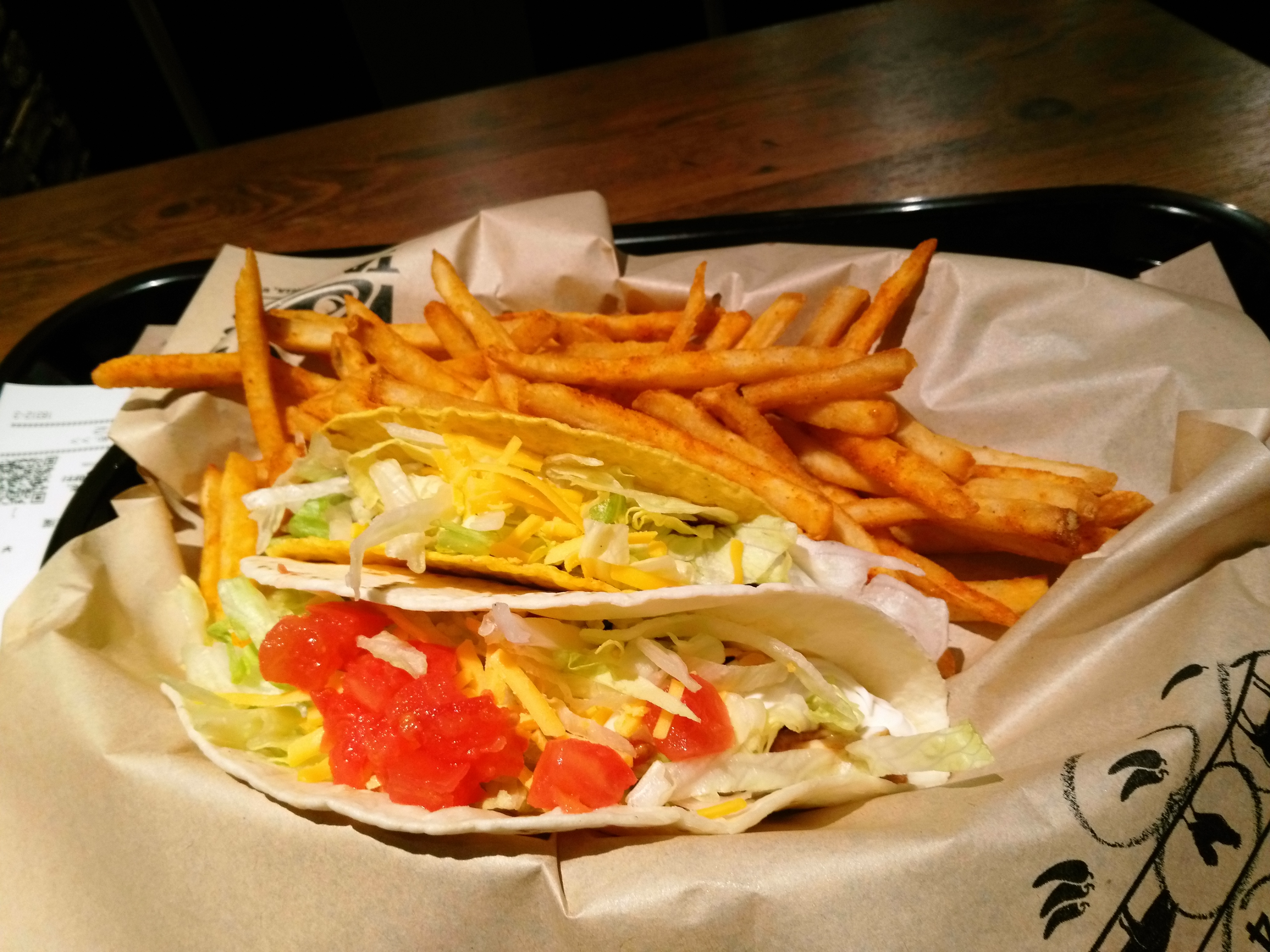 これは夜のタコベル店内での撮影で照明もあまりなく薄暗かったのだが、シャッタースピード30分の1秒程度でさほどぶれずに撮影できた