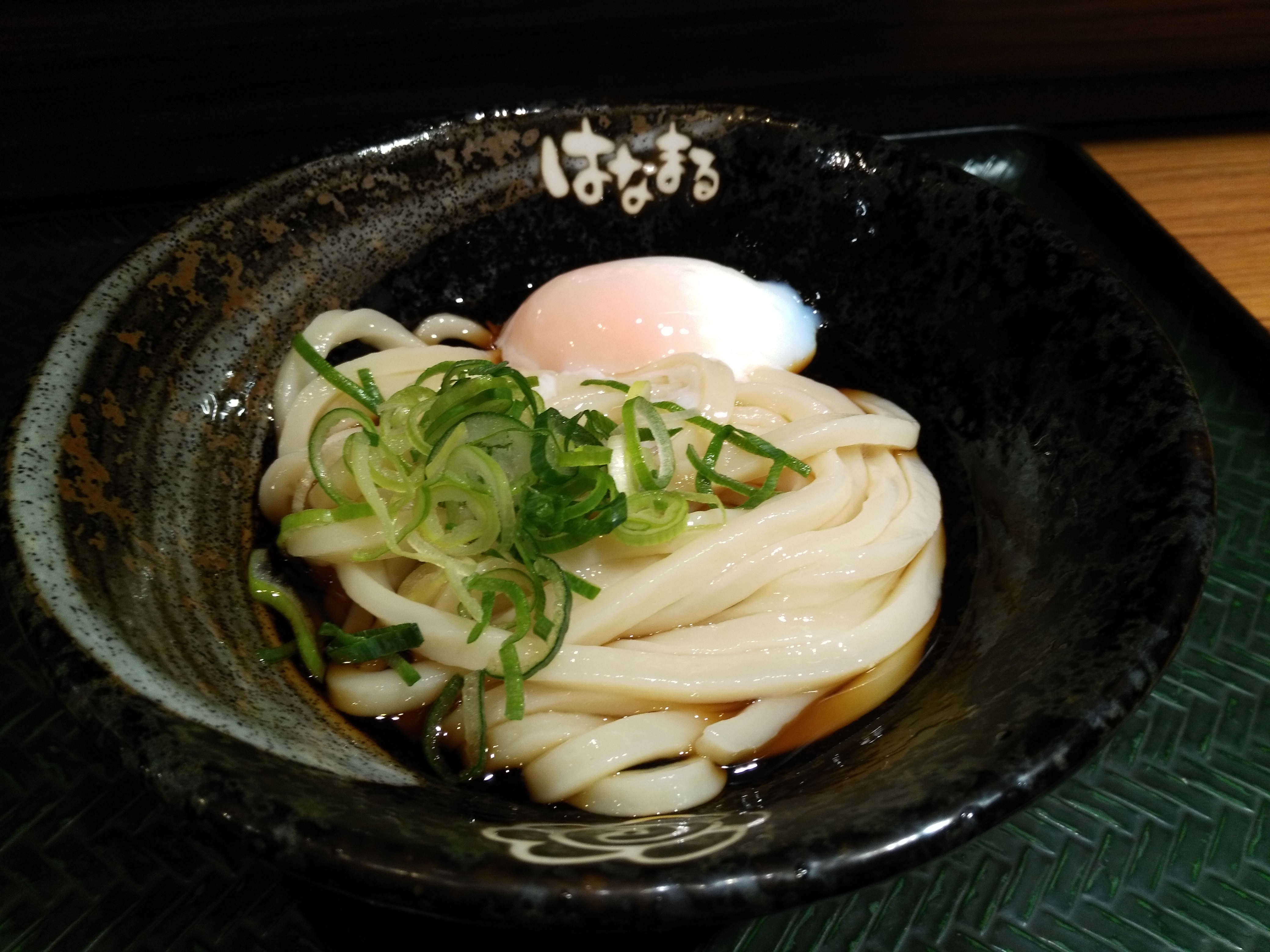 うどんの場合、白いモノがナイスフードモードで赤味を帯びてもそれなりに美味しそうに見える。貝柱の刺身とはちょっと違う感じ