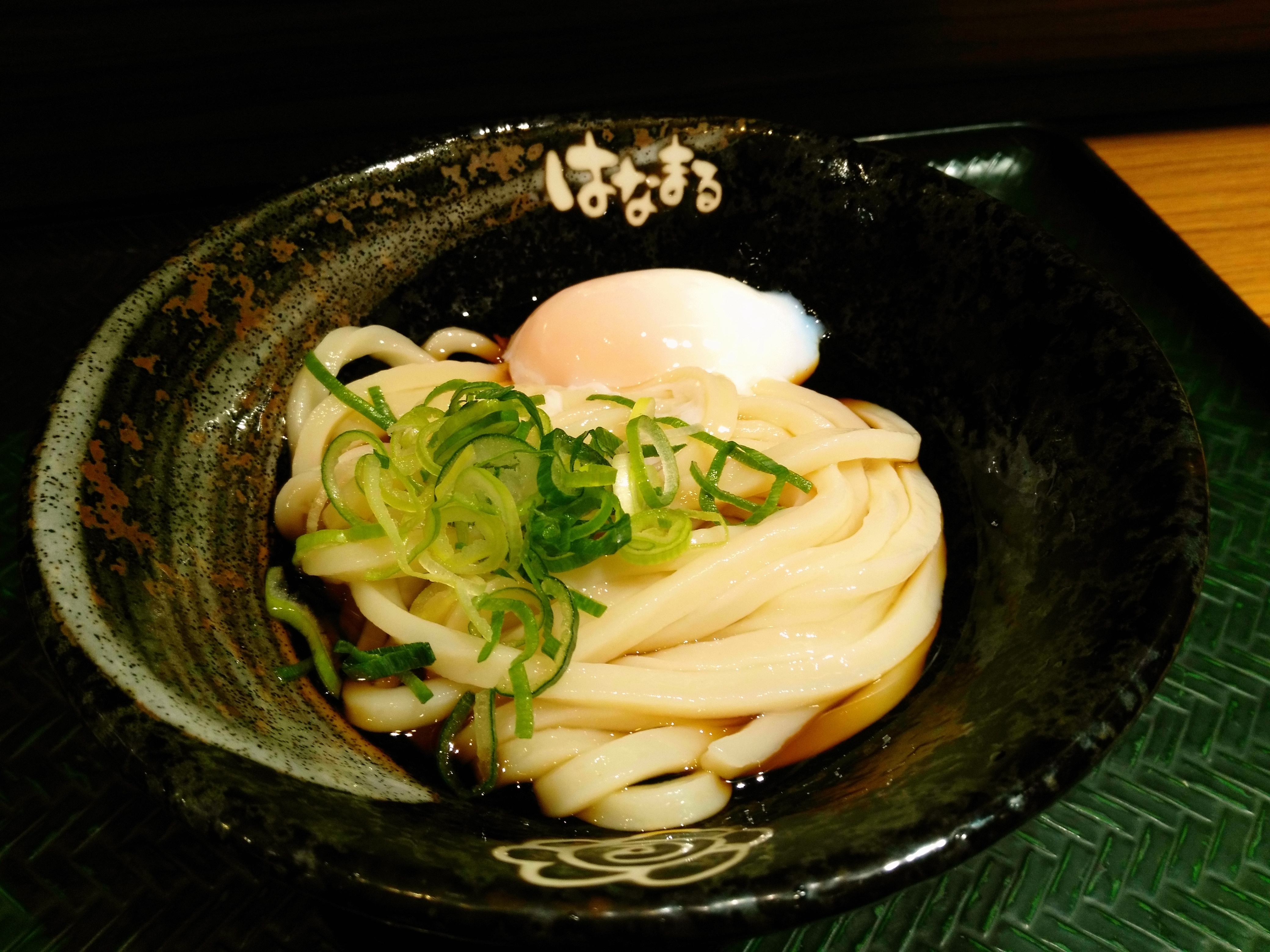 うどんの場合、白いモノがナイスフードモードで赤味を帯びてもそれなりに美味しそうに見える。貝柱の刺身とはちょっと違う感じ