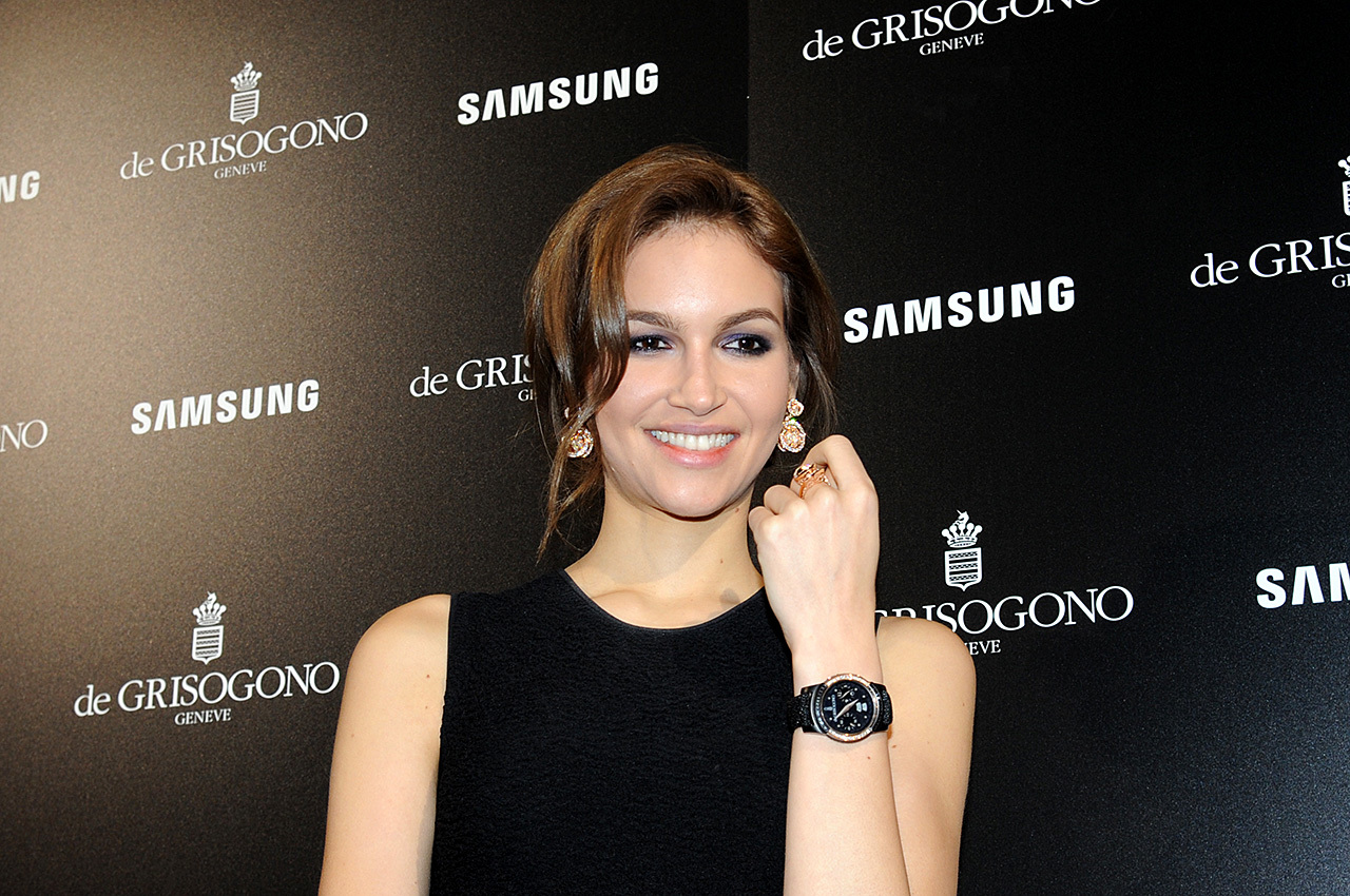 de GRISOGONO（ドゥ グリソゴノ）はサムスンと提携。Gear S2をベースモデルとして、ケースやバンドなどをインハウスデザインした製品を販売する。