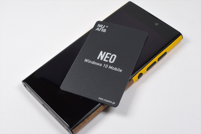 端末付属のダミーカードは背面がマイクロファイバーのような起毛素材になっていて、ディスプレイ拭きとしても使える