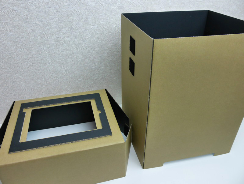 「SOLO THEATER」。パッと見はただの段ボール