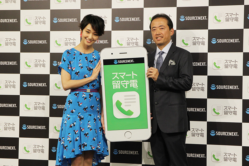 代表取締役社長 松田憲幸氏（右）とタレントの剛力彩芽（左）