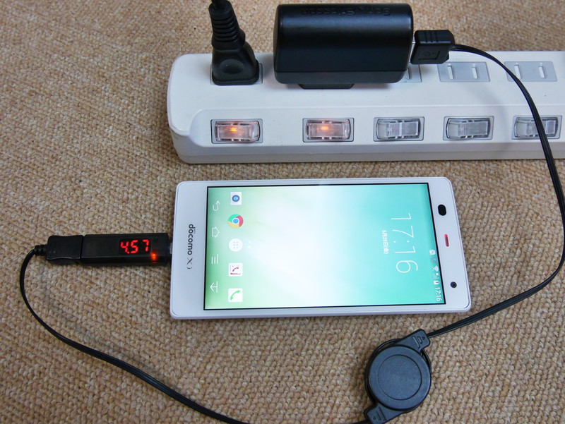 本体は小さいながらも数値は大きめに表示され、見やすい。2本の異なるケーブルで充電してみたところ、電圧・電流値ともに同じ結果に。どちらのケーブルも異常はないようだ