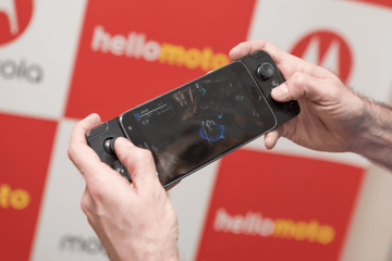 新品 Moto Mods ゲームパッド 今後も楽しみなモトローラの「Moto Mods」。晩夏にゲームパッド