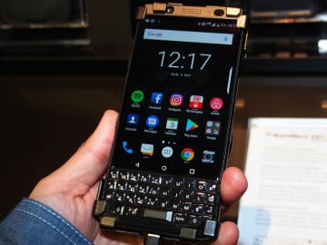 フレームまで黒になったBlackBerry上位モデル「KEYone Black