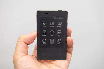 電子ペーパー採用の「カードケータイ」、47gでテザリングも