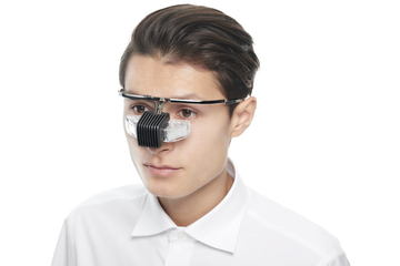 集中力を高めるウェアラブル端末WEAR SPACE ‎SSP-WS1B 視界を限定して集中作業できる「WEAR SPACE」発売。3.5万円 - Impress