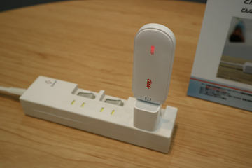 USB給電でいつでもどこでもルーターになる「au 無線LAN STICK