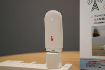 USB給電でいつでもどこでもルーターになる「au 無線LAN STICK