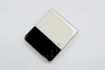 Galaxy Z Flip 3 5G au版 au版が2万円の値下げで購入しやすく。折りたたみスマホ「Galaxy