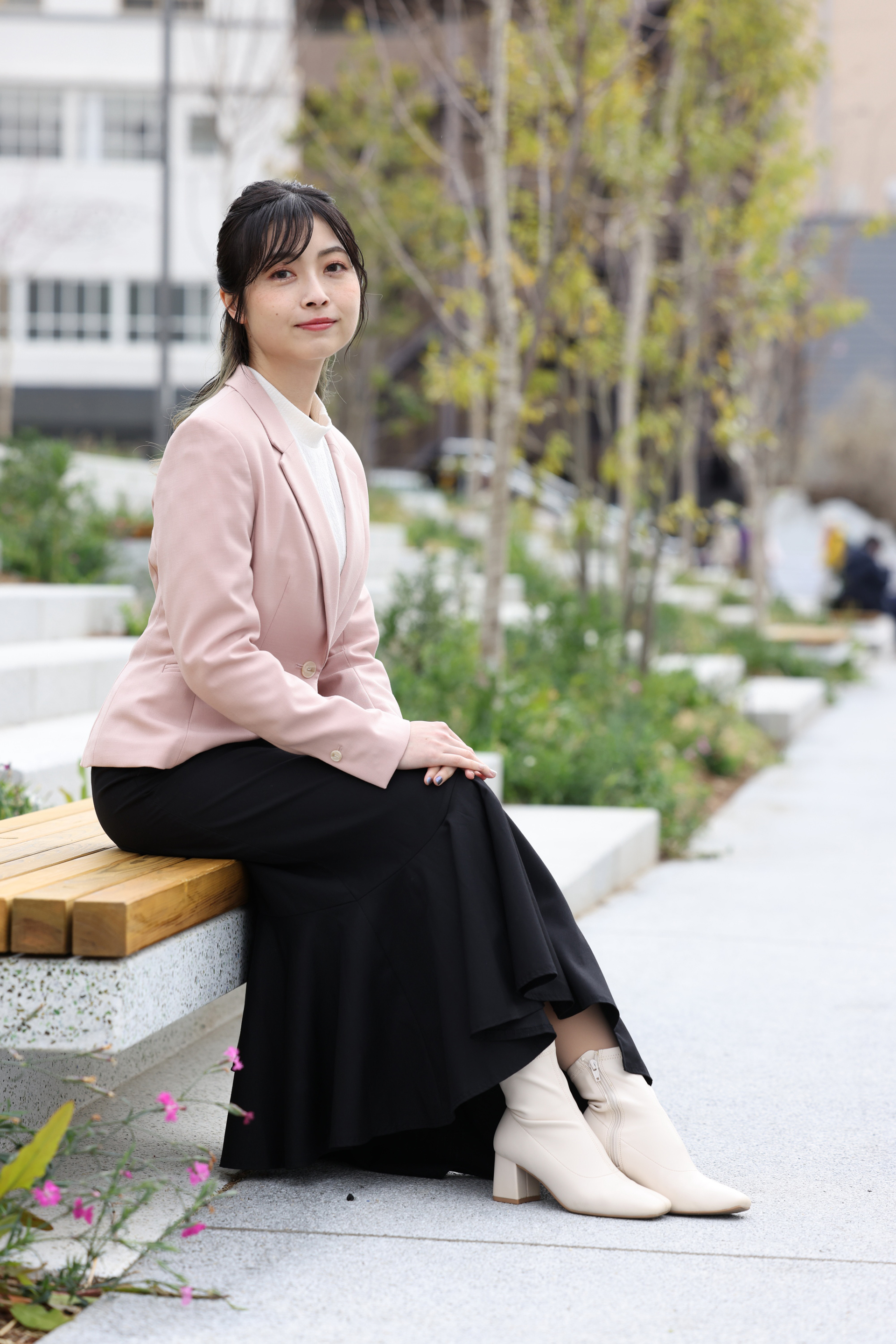 吉岡茉祐（よしおか　まゆ）。声優・役者・脚本家。声優として、アニメやゲーム、映画などに幅広く出演する傍ら、朗読劇やオーディオドラマの脚本も手掛ける。第9回声優アワード特別賞(「Wake Up, Girls！」として)受賞。本作で漫画原作デビューとなる。