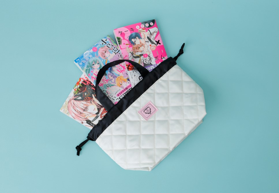 バッグのくちを絞ることができ、コミックスは約10冊も収納可能