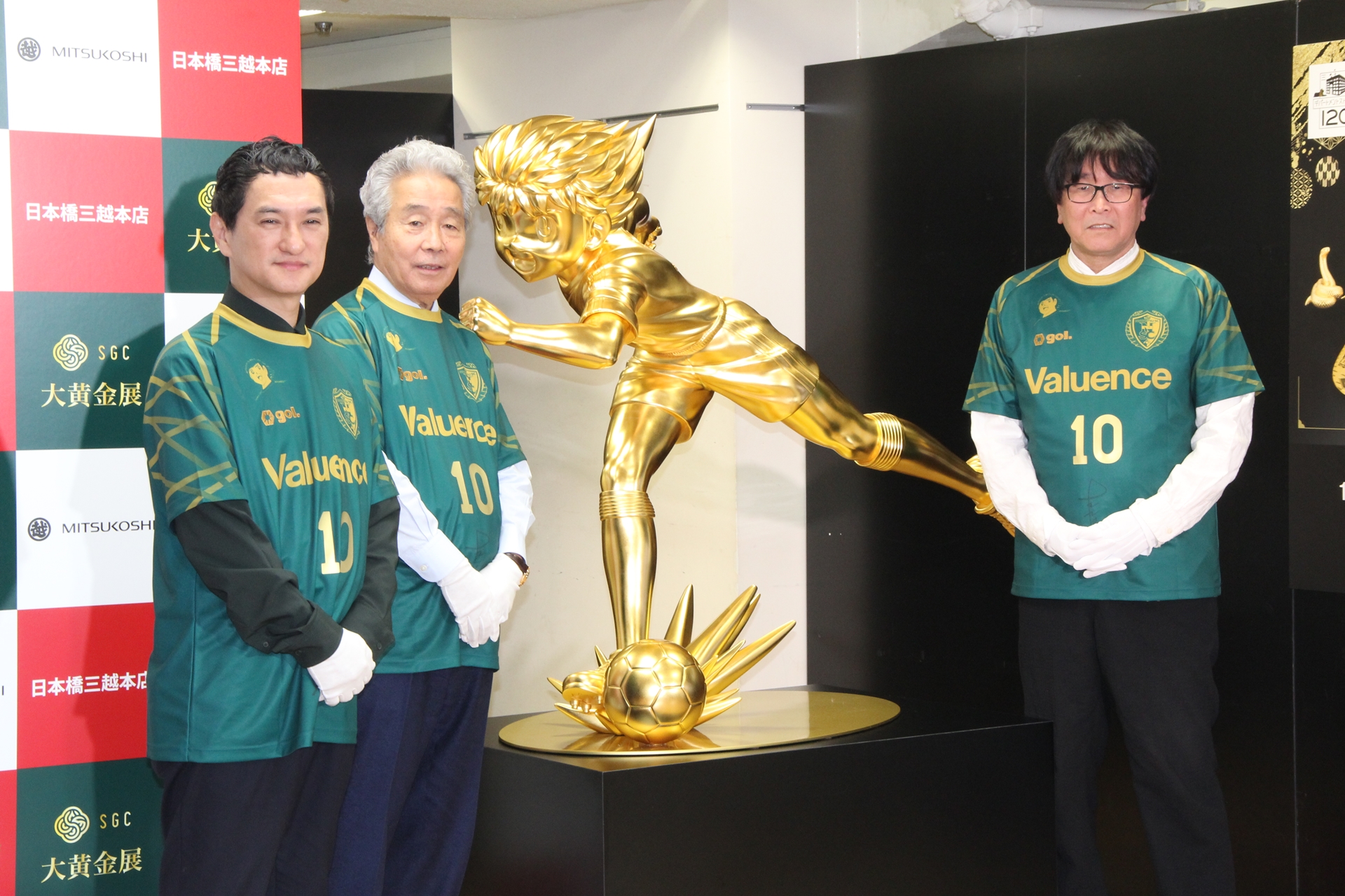 除幕式に参加した日本橋三越本店店長・丸井良太氏（左）、「大黄金展」主催のSGC代表取締役会長・土屋豊氏（中）、そして「キャプテン翼」作者の高橋陽一氏（右）