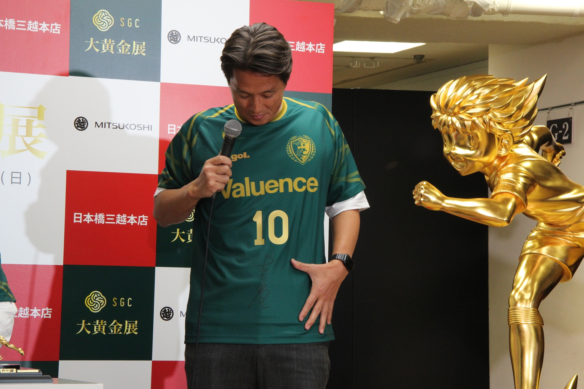 購入者先着10名にプレゼントされる、高橋氏のサイン入りユニフォーム。このイベントで福西氏が着用していたものだ