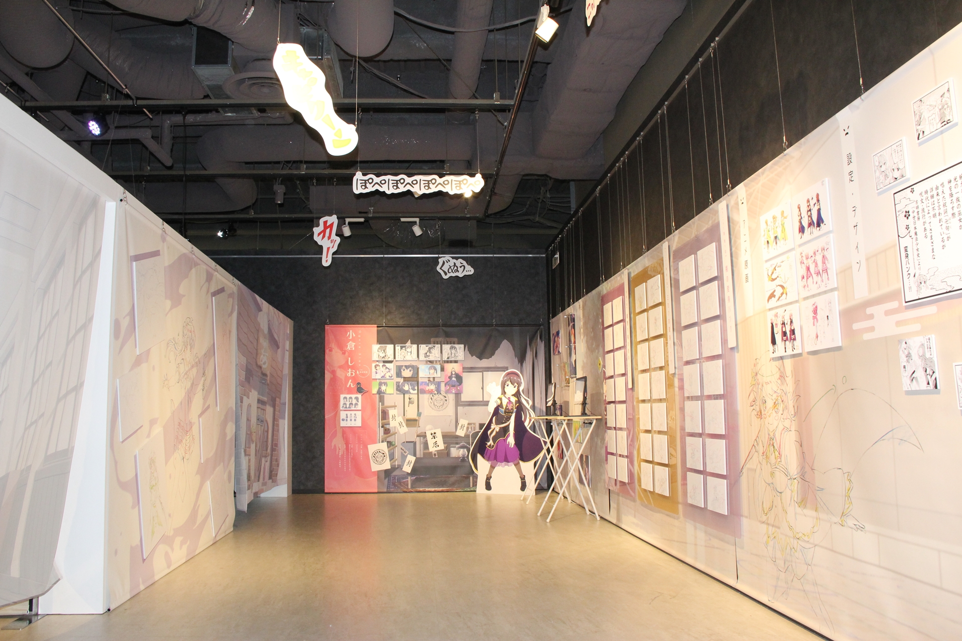 ここまでの展示スペースには、それぞれのキャラに対応したセリフや効果音、擬音が天井から吊されている。原作で描かれていた回やアニメのエピソードがどこだったのかを思い出しながら進むので、予想以上の充実感があった。お気に入りはアニメ1期1話目で登場する、シャミ子が桃を叩く時の効果音「ぽぺぽぺぽぺぽぺ」。