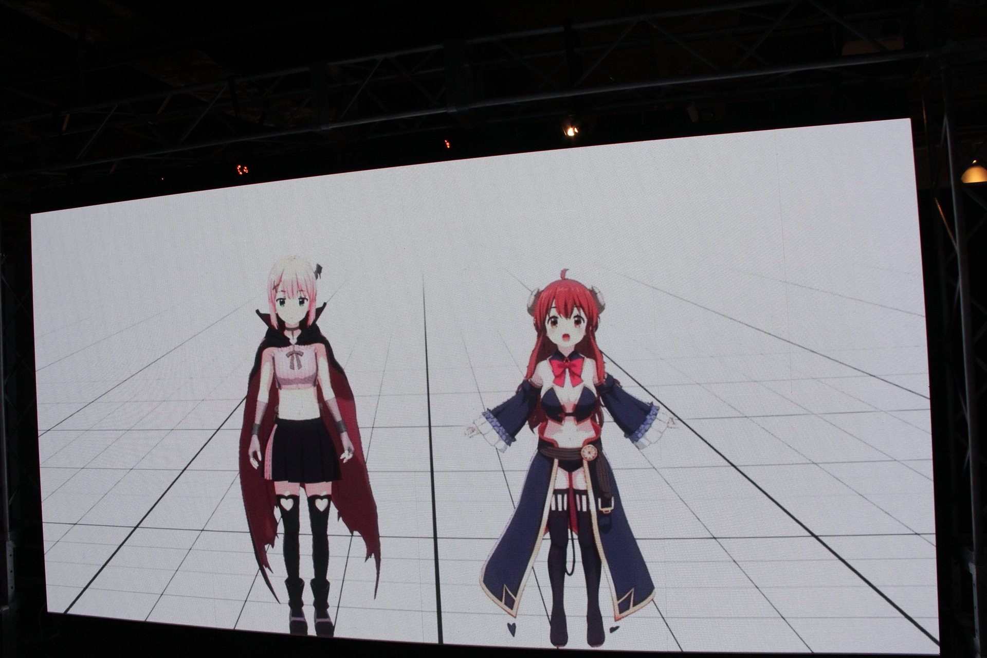 すごい映像コーナーの映像では、3Dとなった2人がさまざまなポージングを見せてくれる。その最中にお腹が空いたと言い出す桃に、マルイには美味しい食べ物がありますよと返すシャミ子のセリフには思わず笑ってしまった