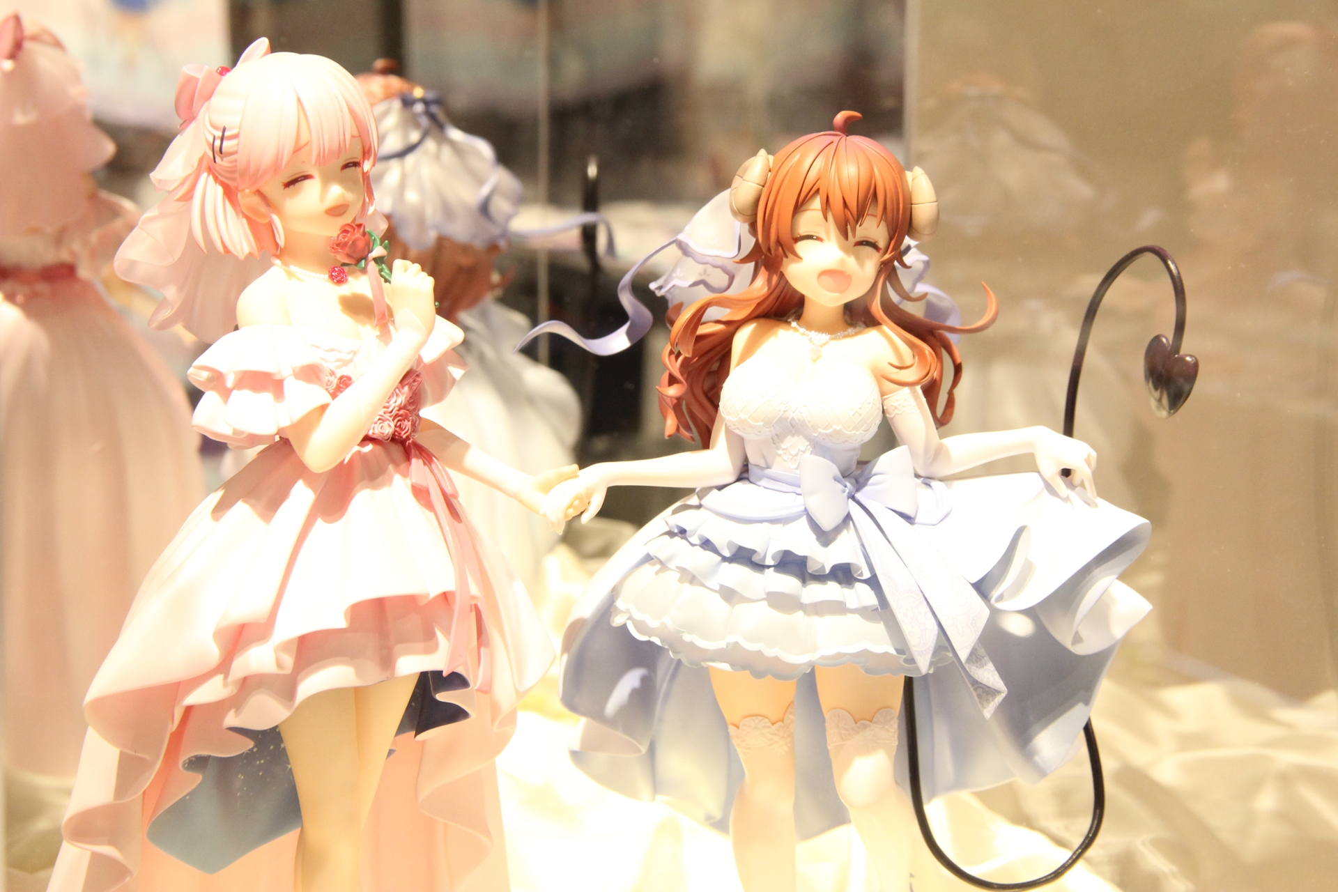 現在監修中のシャミ子と桃のウェディングドレスVer.フィギュアの展示も行なわれていた。自分の目で、直接そのクオリティを確かめられるチャンスだ。筆者はこれを撮影後、その出来映えに感心して即予約注文を入れてしまったほどとんでもなく良くできていた