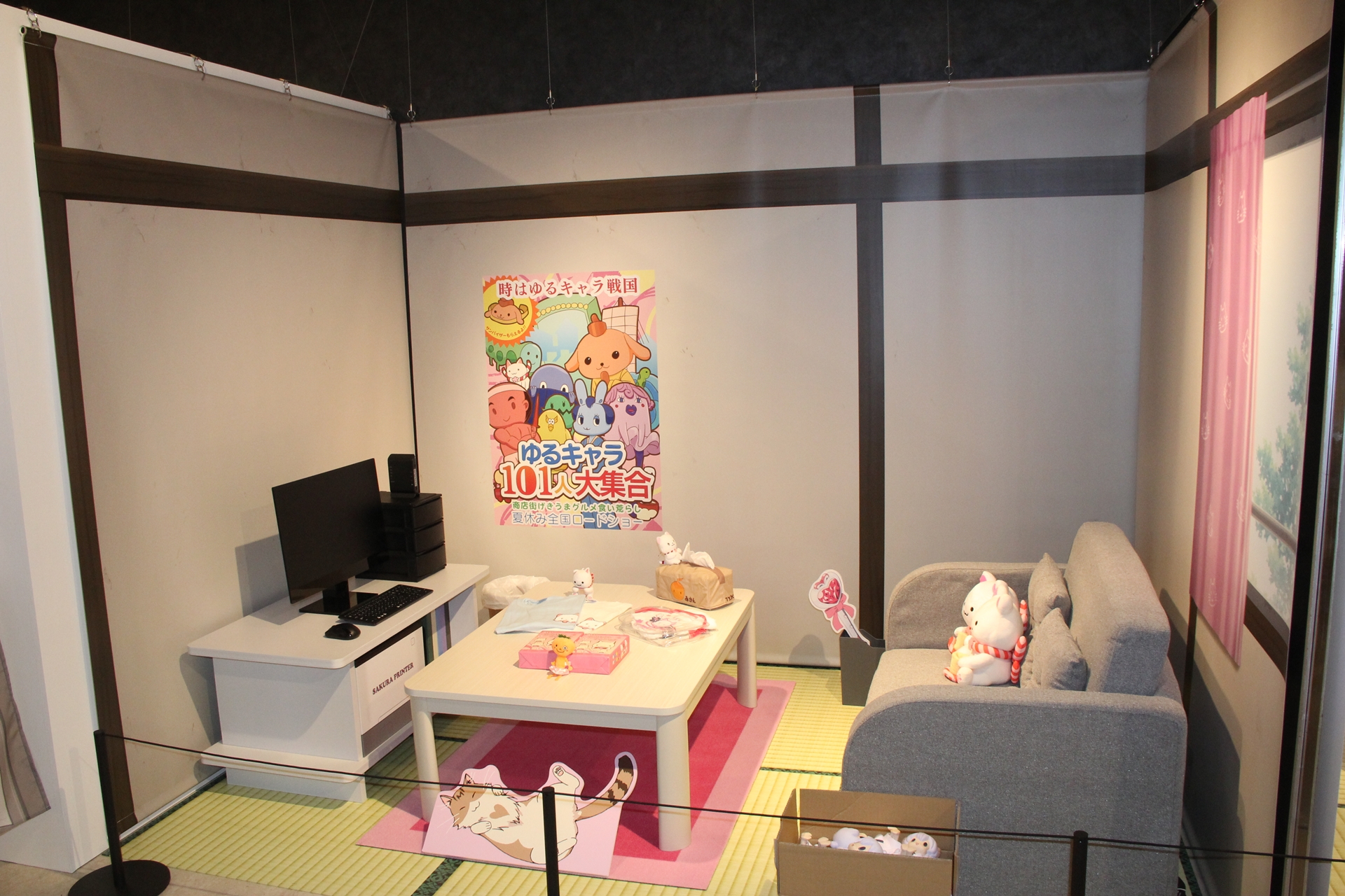 ミカンの部屋の壁に描かれたイラストや吉田家の壁に貼られたトレーニングメニュー、桃の部屋にあるゆるキャラポスターやメタ子もしっかりと再現。稼働はしていないもののPCやルータも設置されていて、かなりのリアリティを感じられる
