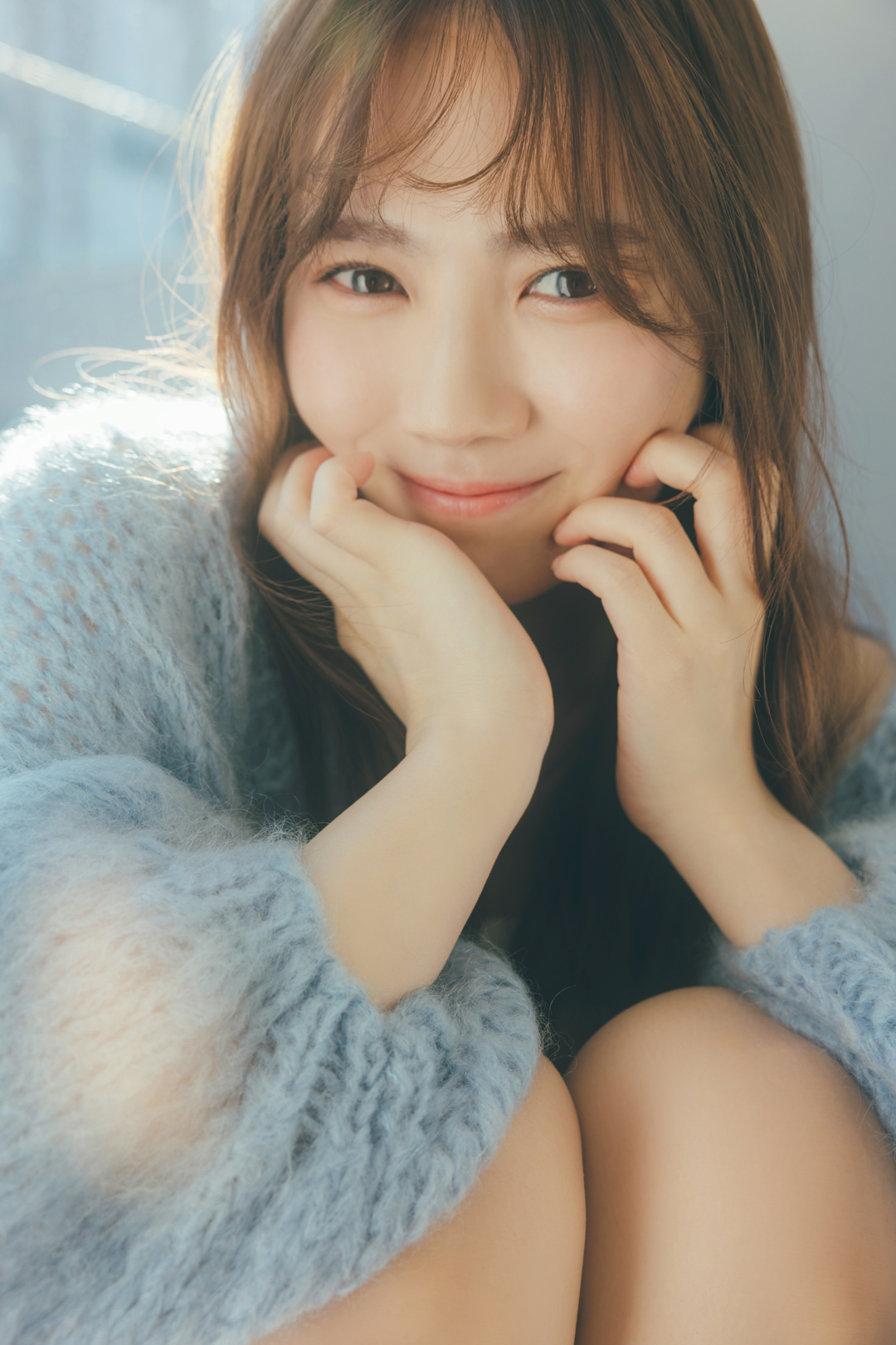乃木坂46の4期生・田村真佑が「FLASH」のグラビアページに登場。少女っぽい表情から大人びた姿まで、彼女独自のあざとい魅力を存分に見せつける。田村真佑(C)光文社／週刊FLASH 写真◎東 京祐