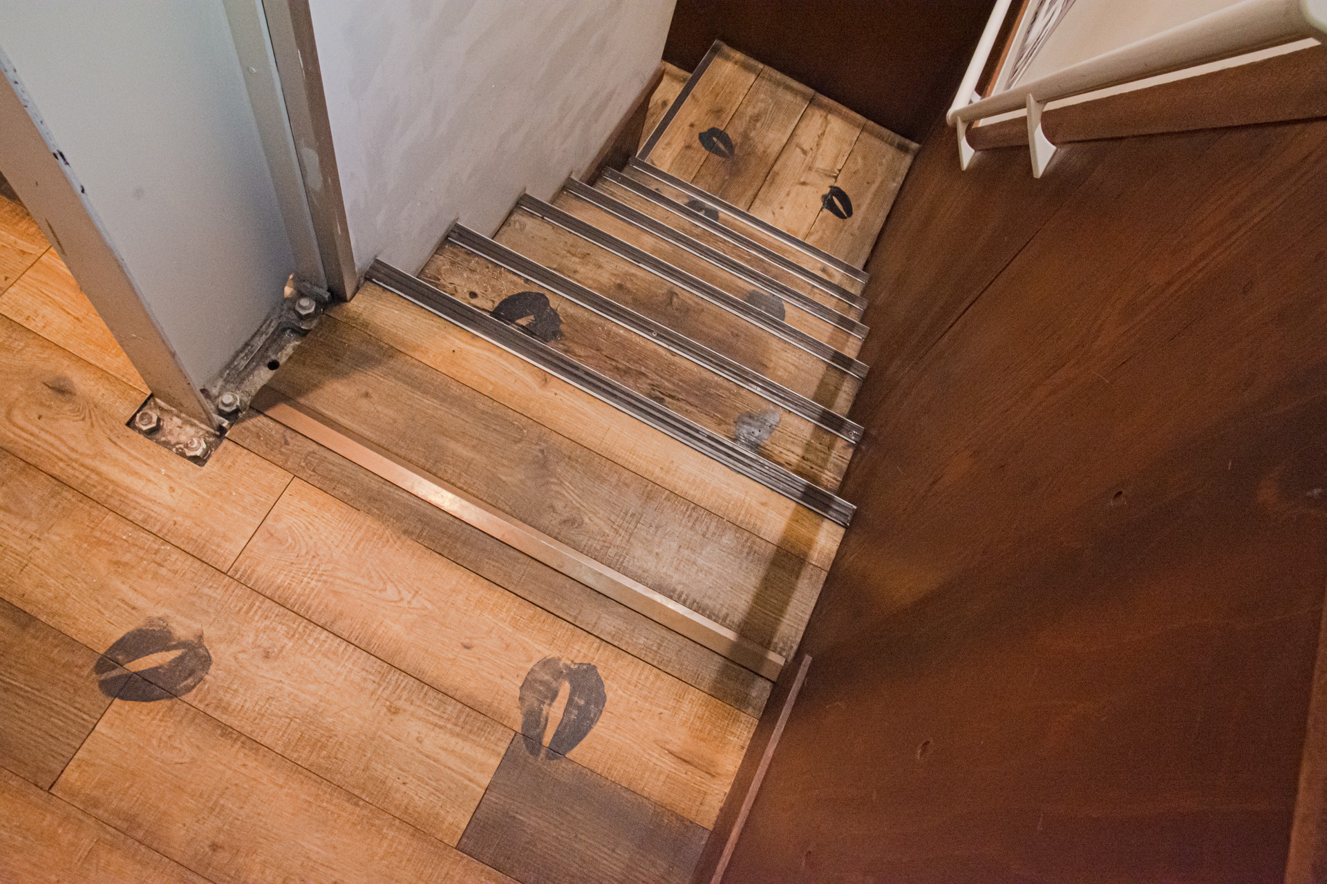 牛頭の魔人の足跡は店の外から始まり、1階のフロアをまたいで一気に階段へ。そのなかには、一箇所だけ星子のハイヒール跡も混ざっている