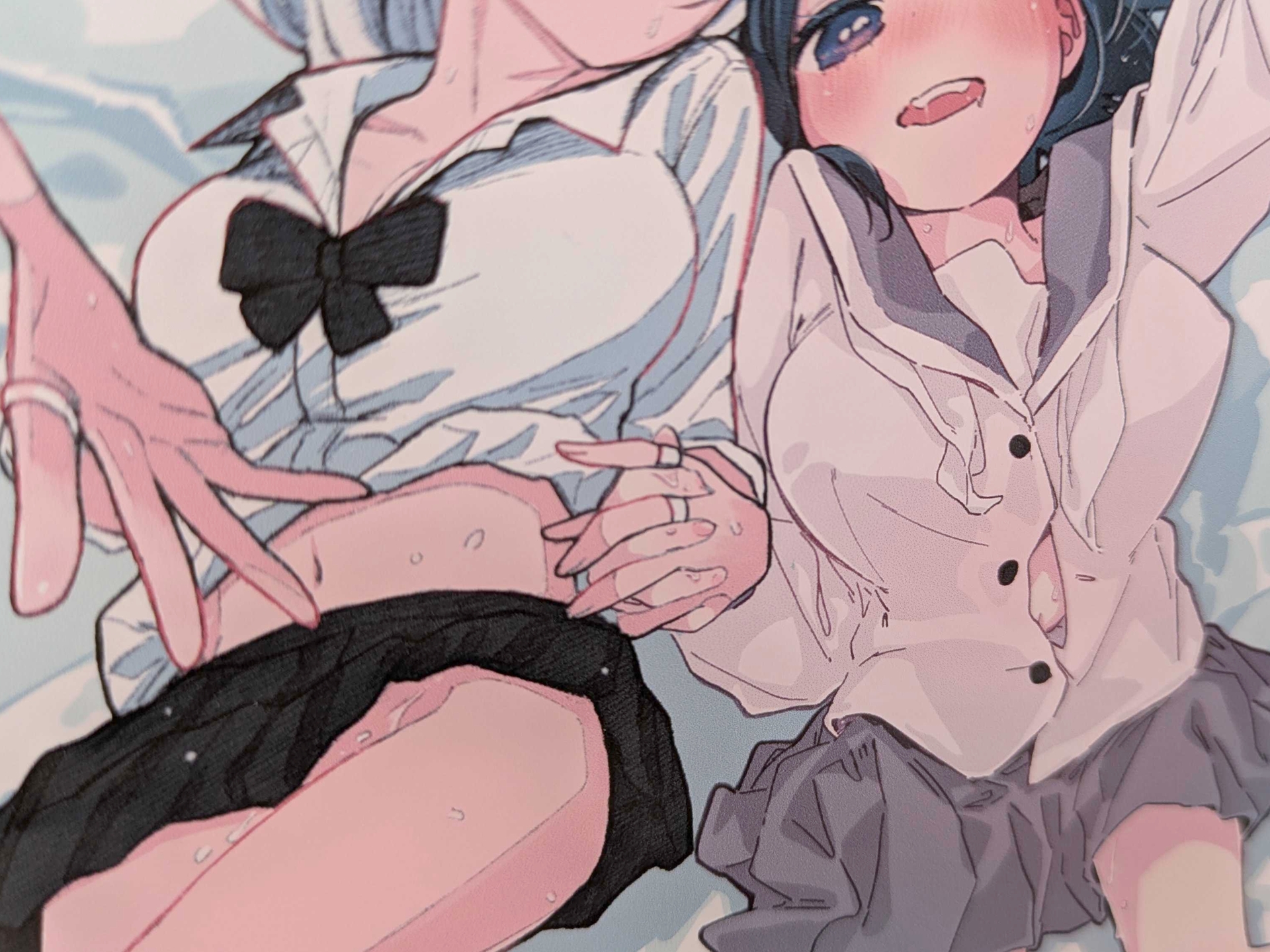 はだけた制服。特にアガワさんは鼠径部がチラリしておりかなり際どい。そしてふたりともデッッッッッッカ！！