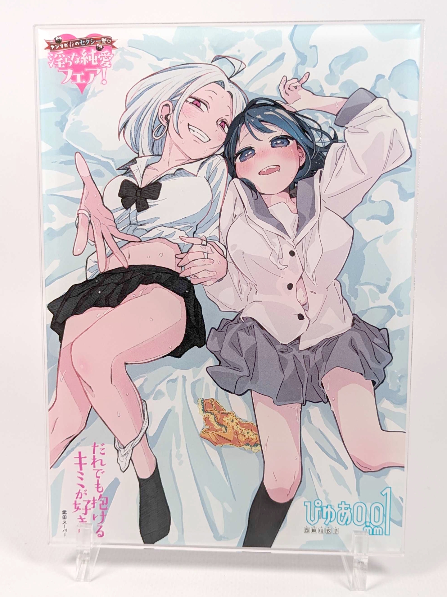 スタンドは本体を挟み込むようにセット。特にはめ込む構造ではないので、ちょうどいい位置に設定する必要がある