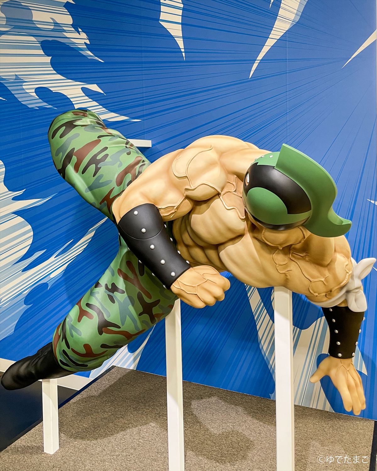 キン肉マンソルジャーに技をかけられているキン肉マンミュージアム in 沼津 館長 ミノワマンD・Z氏