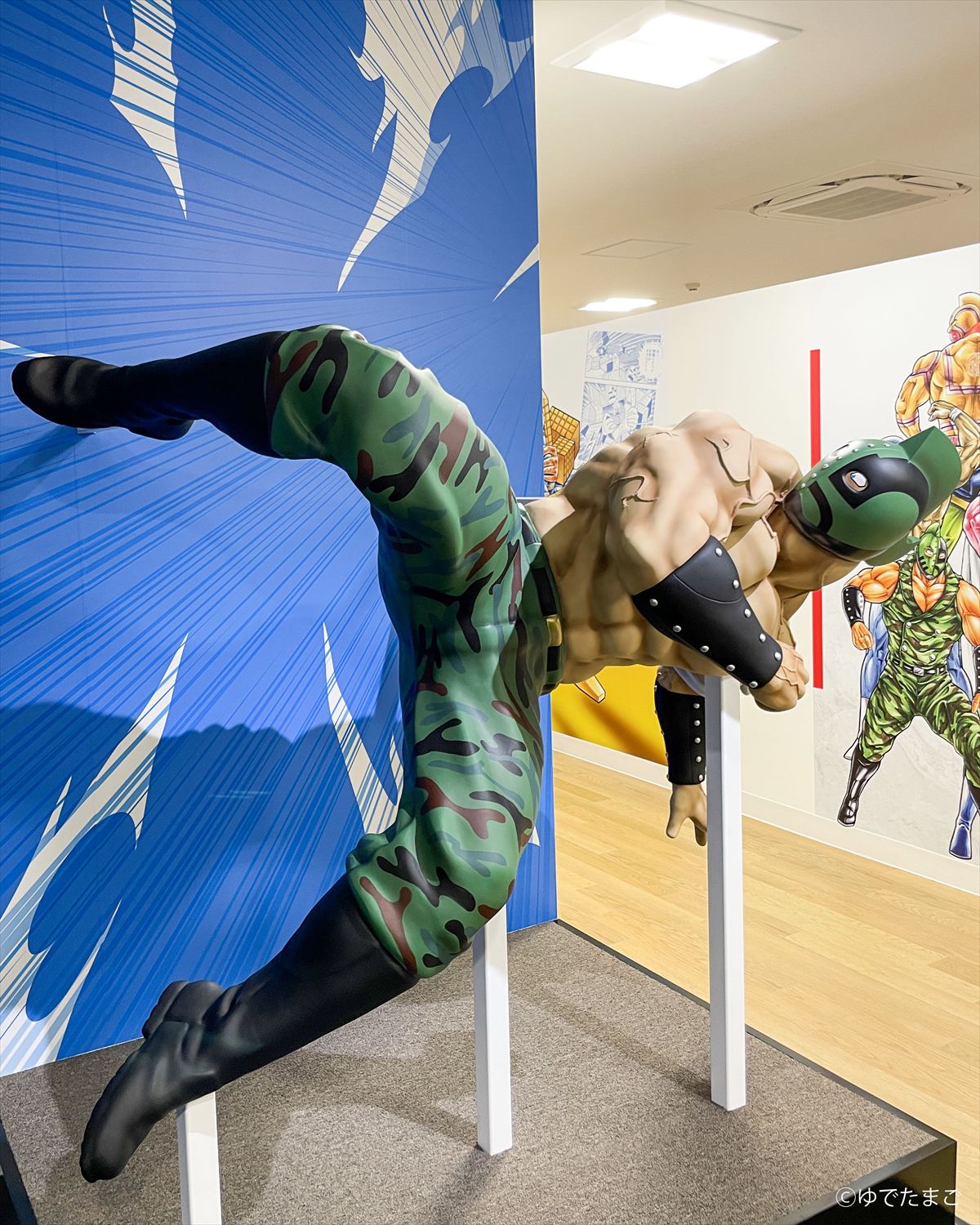 キン肉マンソルジャーに技をかけられているキン肉マンミュージアム in 沼津 館長 ミノワマンD・Z氏