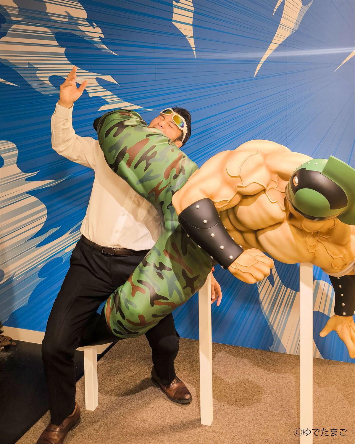 キン肉マンソルジャーに技をかけられているキン肉マンミュージアム in 沼津 館長 ミノワマンD・Z氏