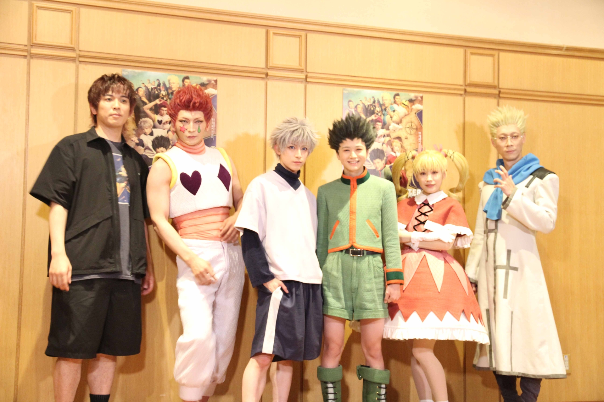 左から、脚本・演出の山崎彬、ヒソカを演じる丘山晴己、キルアを演じる阿久津仁愛、ゴンを演じる西山蓮都、ビスケを演じる高橋愛、ゲンスルーを演じる坂東巳之助