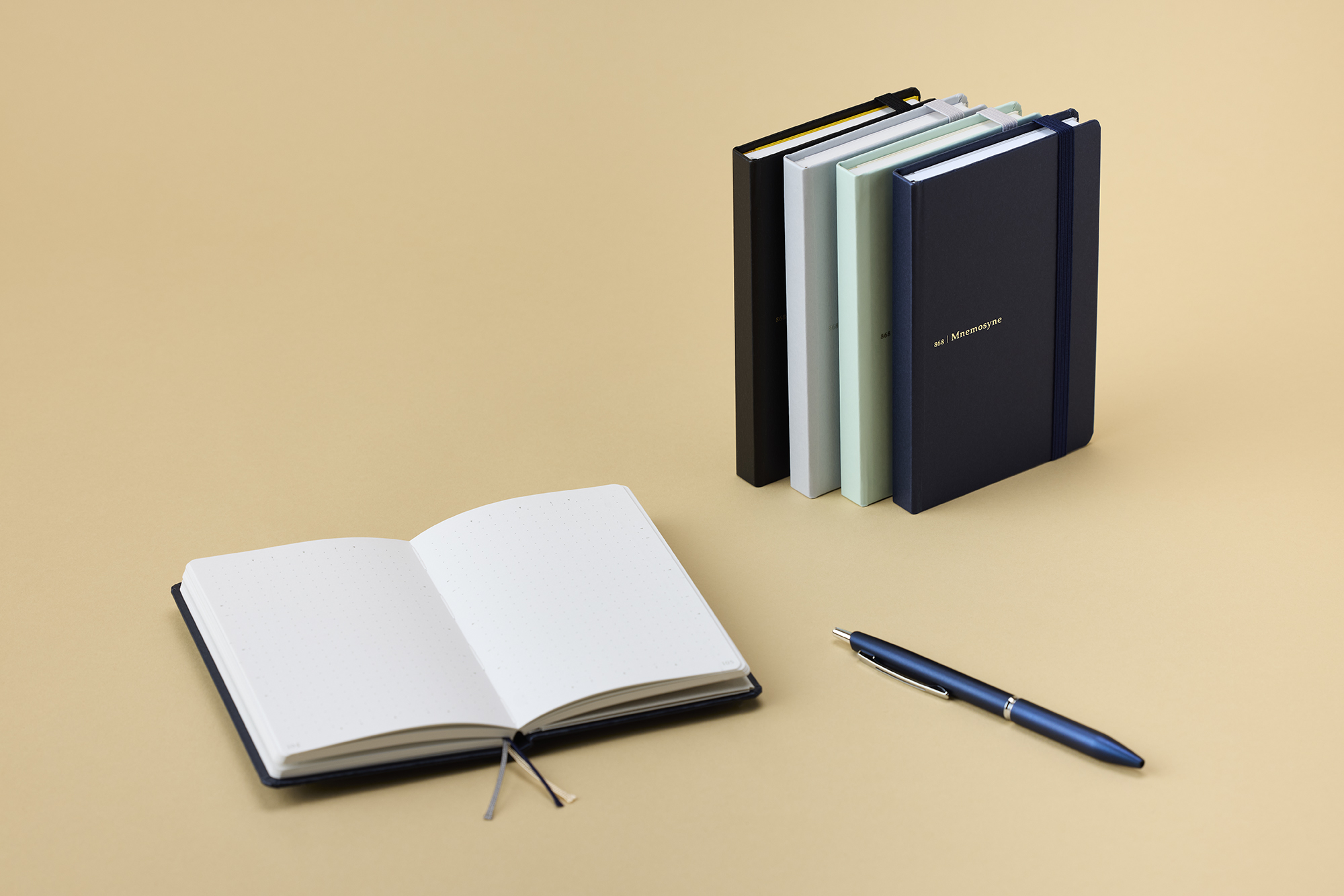 携帯しやすいA6サイズ。カラーは4色