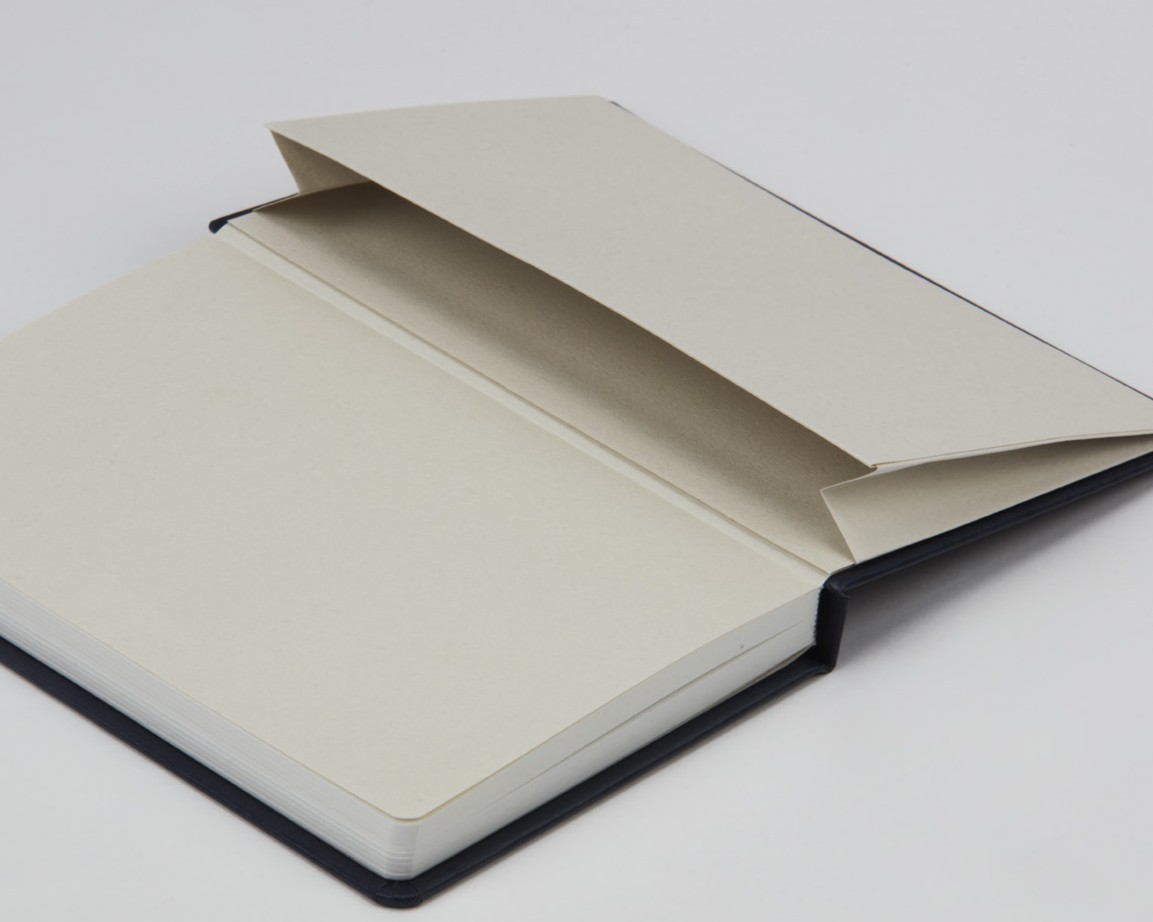 収納できる紙ポケット付き