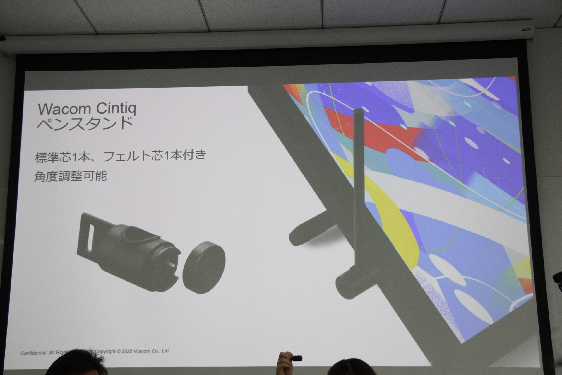 実際に挿し込むとこのような感じになる。本体やペンスタンドの角度を変えても、ペンが簡単に落ちることはなかった