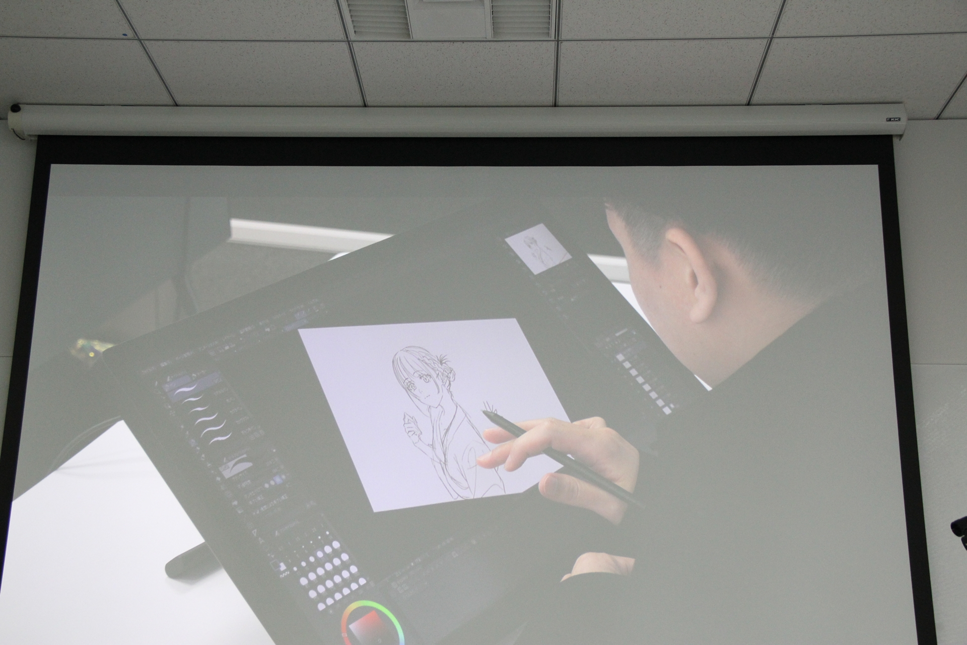 あらかじめ何枚かのイラストが描かれており、それらを切り替えながら作業の実演をしつつ新機種の感想を述べた