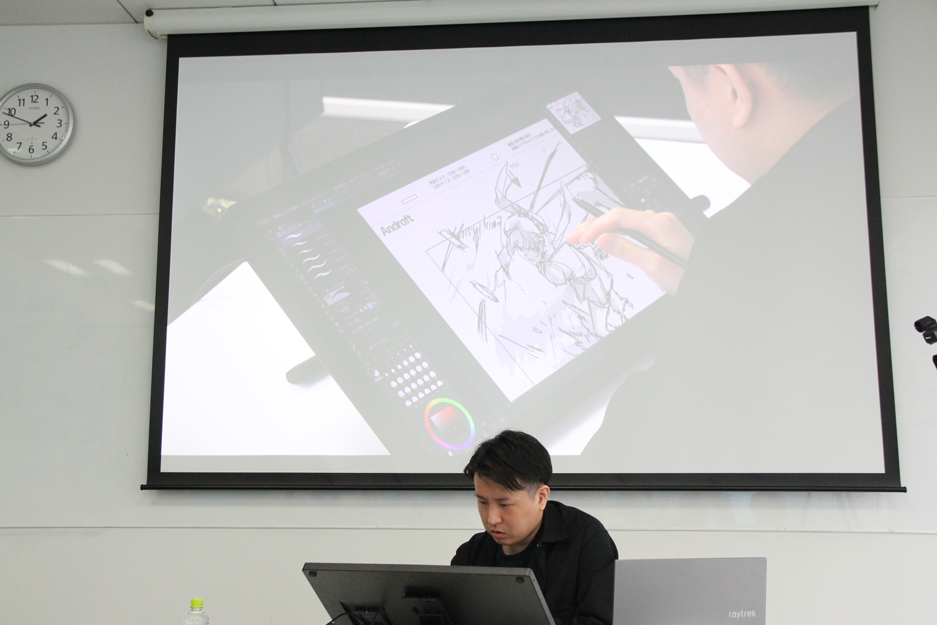 あらかじめ何枚かのイラストが描かれており、それらを切り替えながら作業の実演をしつつ新機種の感想を述べた