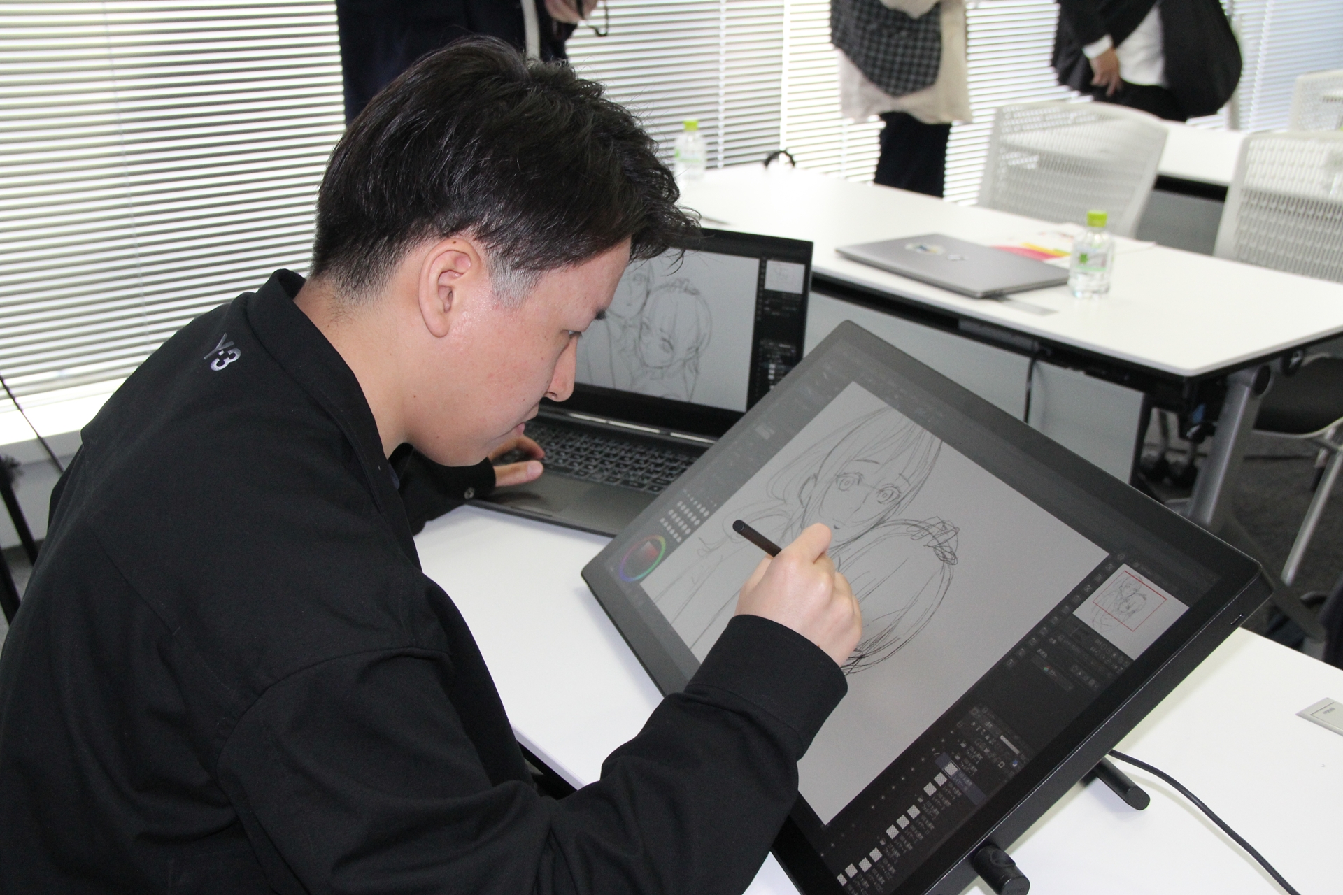 あらかじめ何枚かのイラストが描かれており、それらを切り替えながら作業の実演をしつつ新機種の感想を述べた