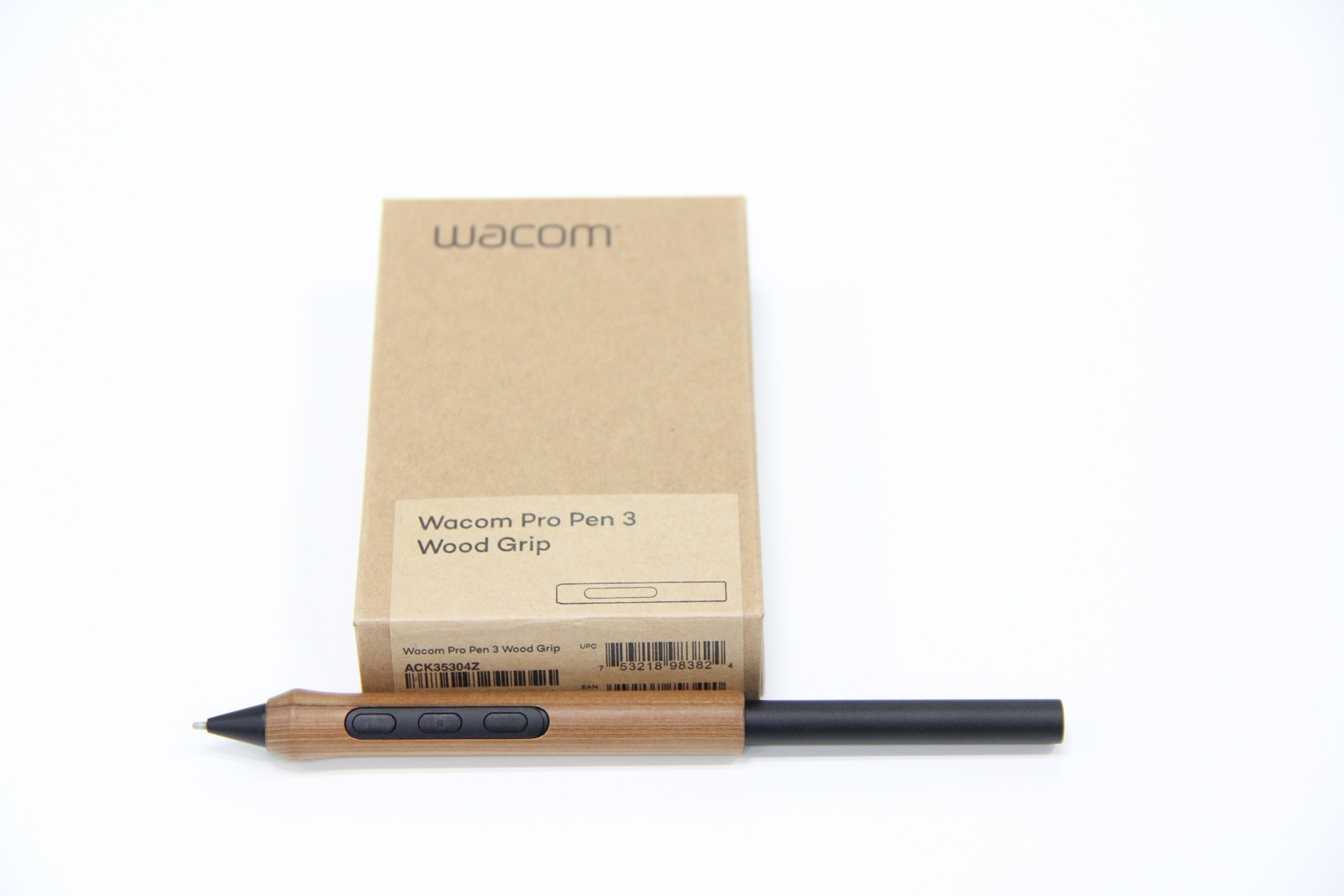 今回の新機種とタイミングを合わせて発表されたのが、Wacom Pro Pen 3木製グリップと、ペンの後に消しゴムスイッチが付いたWacom Pro Pen 3E。特に、木製グリップは開封してしばらくは檜の香りが感じられるとのことで、リラックス効果も期待できるかもしれない