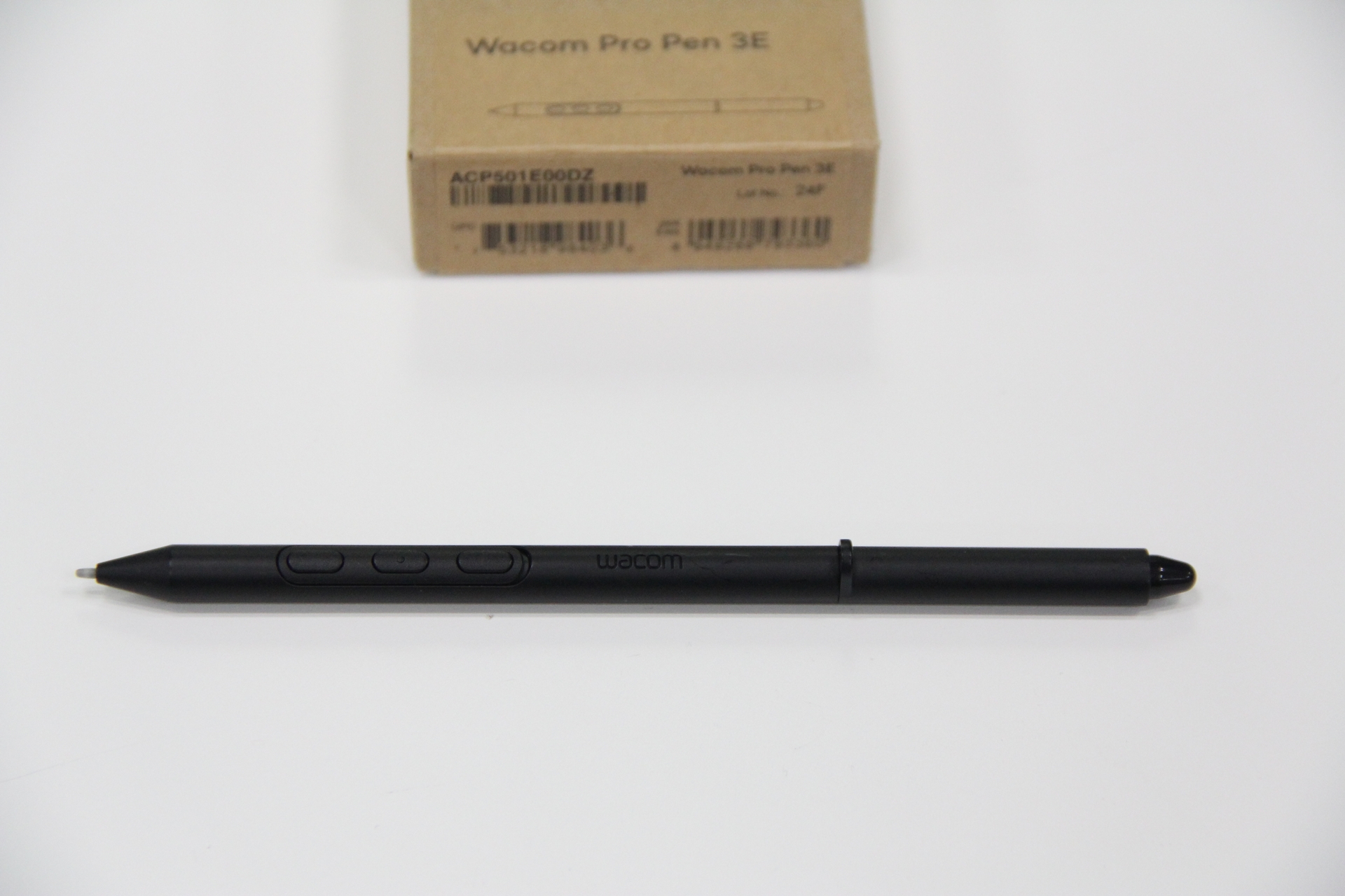 今回の新機種とタイミングを合わせて発表されたのが、Wacom Pro Pen 3木製グリップと、ペンの後に消しゴムスイッチが付いたWacom Pro Pen 3E。特に、木製グリップは開封してしばらくは檜の香りが感じられるとのことで、リラックス効果も期待できるかもしれない