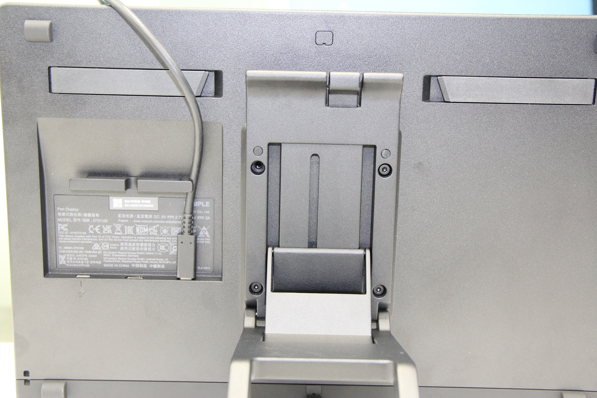 背面に用意された接続用のインターフェースは、電源用のUSB Type-CとMini-HDMI、映像用USB Type-Cの3つのみ。16インチモデルを使用した場合、PCがDisplayPort Alternate Modeに対応していればUSB Type-Cケーブル1本のみ、24インチモデルでもケーブル2本の接続で済む