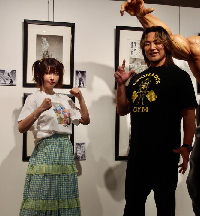 等身大の範馬親子と登壇者のフォトセッション。各人思い思いのポージングをとって撮影に臨んだ