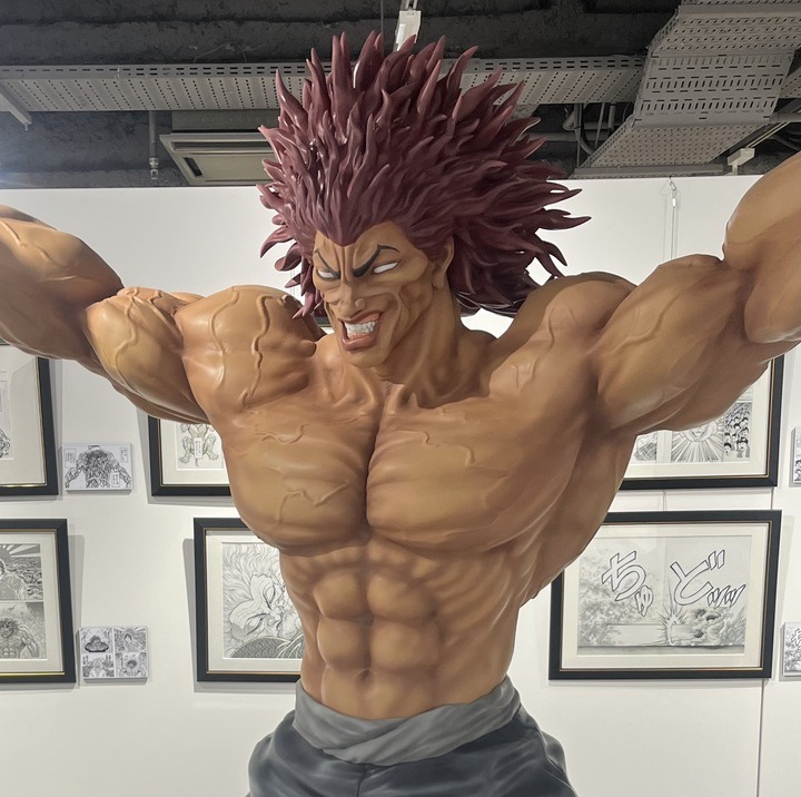 両手を広げた構えが特徴。荒々しくも勇ましい、「オーガ」とも呼ばれる勇次郎らしい立像になっている