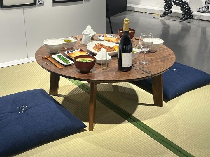 勇次郎と食事をした、刃牙の家の食卓が再現。ご機嫌な料理たちが並ぶ
