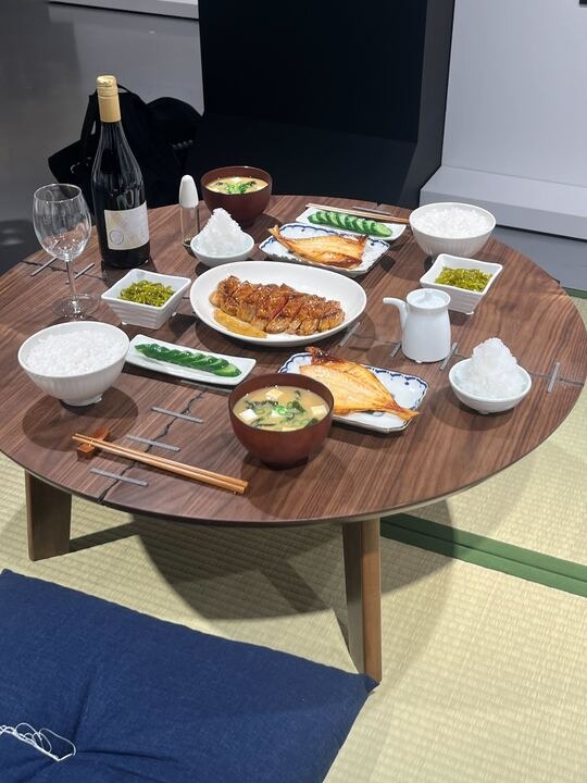 勇次郎と食事をした、刃牙の家の食卓が再現。ご機嫌な料理たちが並ぶ
