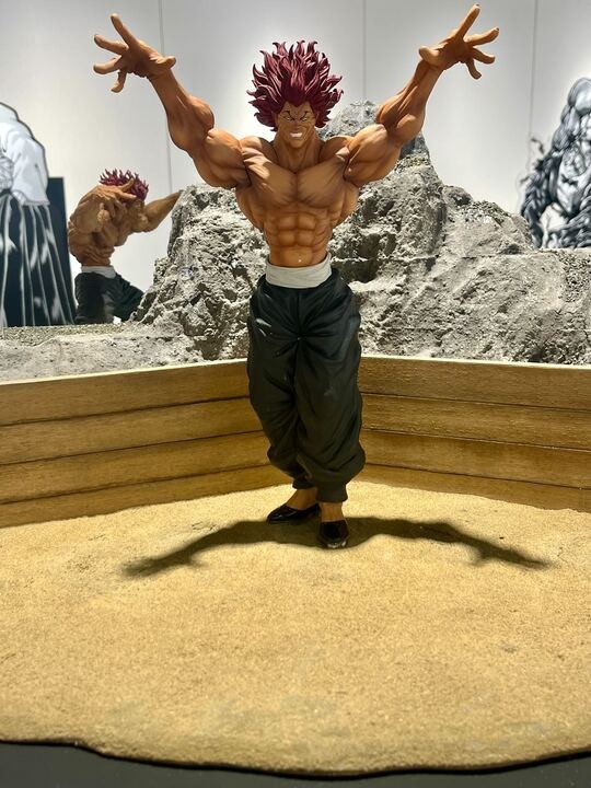 一番くじの景品となるフィギュアも展示。「地上最強の親子喧嘩」を再現できるものや勇次郎の両手を広げた構えをフュギュア化