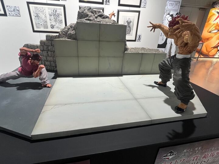 一番くじの景品となるフィギュアも展示。「地上最強の親子喧嘩」を再現できるものや勇次郎の両手を広げた構えをフュギュア化